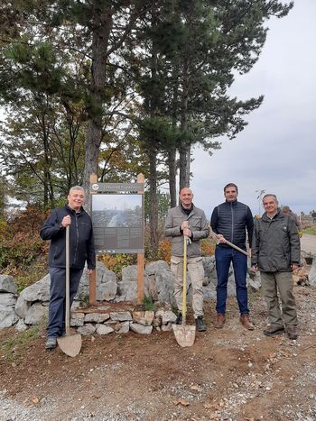 Prva drevesa uspešno posajena v Drevored hvaležnosti!