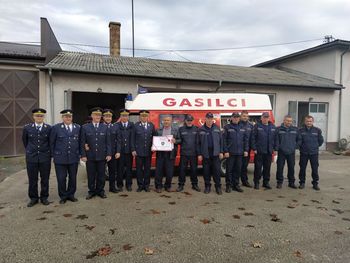 Vrhniški gasilci kolegom iz Bosne donirali vozilo