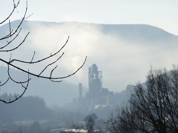Več kot 300 zdravnikov in zobozdravnikov podprlo poziv proti onesnaževanju srednje Soške doline