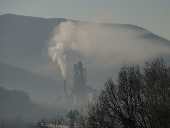 Več kot 300 zdravnikov in zobozdravnikov podprlo poziv proti onesnaževanju srednje Soške doline