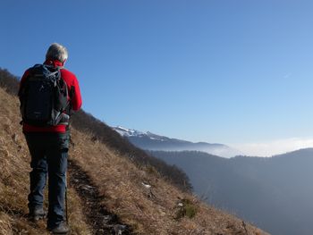 na poti v legendarni Hudičev boršt, v ozadju Krvavec
