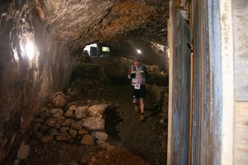 Prehod skozi jamo Pečinko - 5. Kras Kros Trail Run 2020 - Foto: Mitja Ambroželj