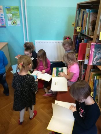 VRTEŠKI OTROCI IN VZGOJITELJICE OBISKALI ŠOLSKO KNJIŽNICO