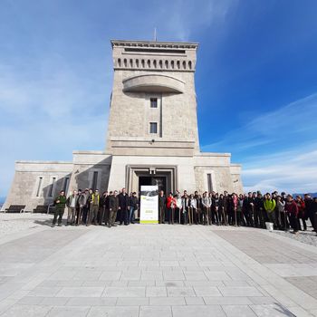 ŠTUDENTJE S KRAMPOM IN LOPATO NA CERJE