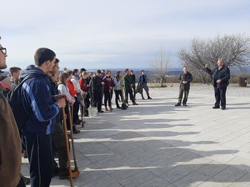ŠTUDENTJE S KRAMPOM IN LOPATO NA CERJE