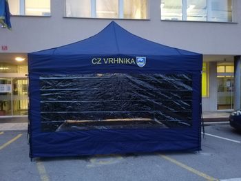Postavitev manjšega šotora pred Zdravstvenim domom Vrhnika