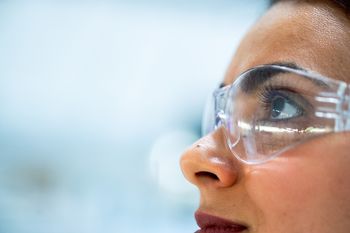 Spodbujamo ženske v poklicih znanosti, tehnologije, inženiringa in matematike