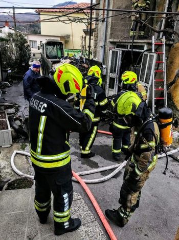 Požar in burja sta družini vzela dom Požar in burja sta družini vzela dom