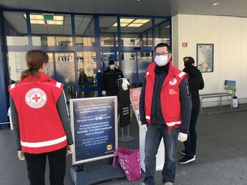 Tržiški prostovoljci pred trgovinami opozarjali starejšo populacijo na uporabo zaščitnih sredstev Tržiški prostovoljci pred trgovinami opozarjali starejšo populacijo na uporabo zaščitnih sredstev