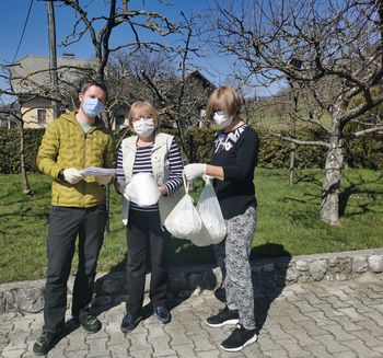 V Zasipu začenjajo z razdeljevanjem mask