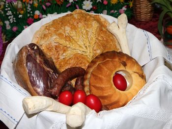 Aleluja, gremo pogumno naprej! Škofje v koronadobi maševali za vernike Aleluja, gremo pogumno naprej! Škofje v koronadobi maševali za vernike