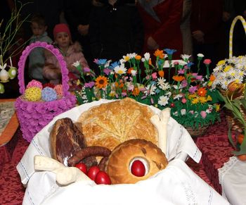 Tudi letos na mizah za velikonočno zajtrk ni manjkalo potice, šunke…