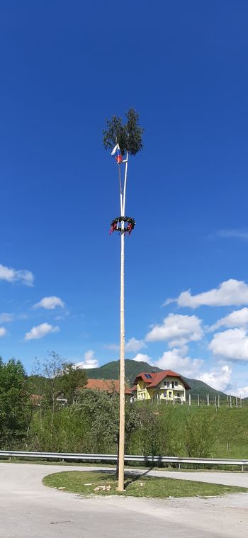 Vaški fantje postavili mlaj na Bregu
