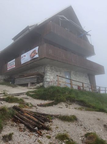 Najbolj vztrajni planinci v dežju na Golico