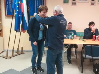 BRANKO PODELJUJE MEDALJO SAŠKI