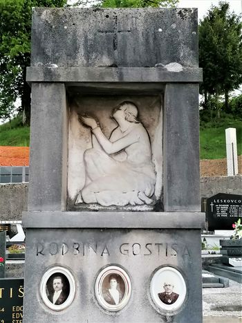 Nagrobni spomenik Gostiševih na pokopališču v Gornjem Logatcu, izrez (foto: S. K.)