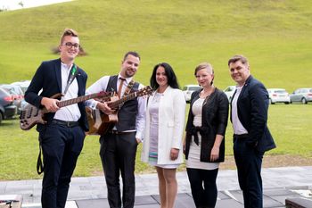 Slovenija, moj dom brez mej, ker nosim te s seboj! Kjer rod je moj, kjer sin je tvoj, tam si Slovenija!