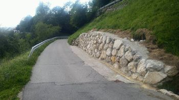 Zapora ceste Drežniške Ravne