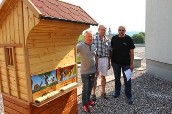 In beseda je čebelnjak postala - Čebelnjak na strehi Upravnega centra Logatec