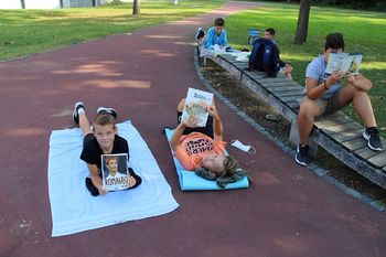 BRALNA PLAŽA OB NACIONALNEM MESECU SKUPNEGA BRANJA