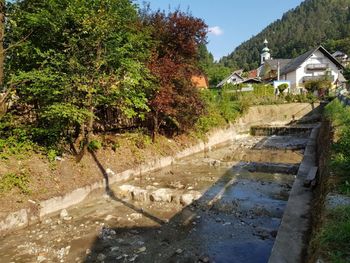Izvedba sledilnega poskusa na območju zaledja izvira Urbas Izvedba sledilnega poskusa na območju zaledja izvira Urbas