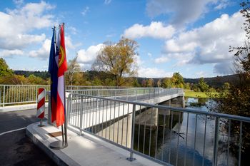 Obnovljen most čez reko Unico, ki povezuje občini Logatec in Postojna