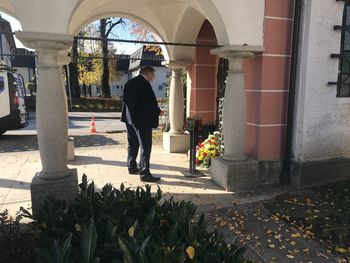 Položeno cvetje ob dnevu spomina na mrtve