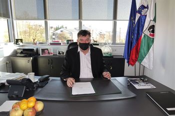 Podpis pogodbe za obnovo notranjosti Kulturnega doma Grosuplje