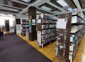 Še naprej omogočamo izposojo in vračilo gradiva