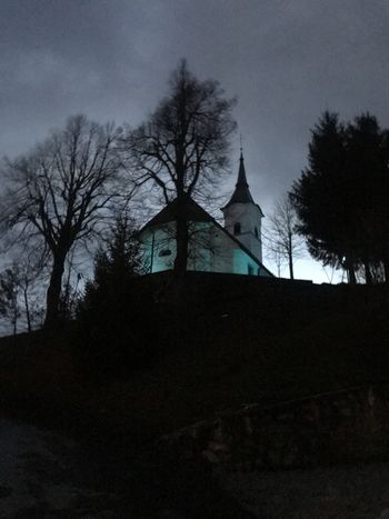   Svetovni dan sladkorne bolezni – v modro barvo obarvana cerkvica v Gornjem Logatcu
