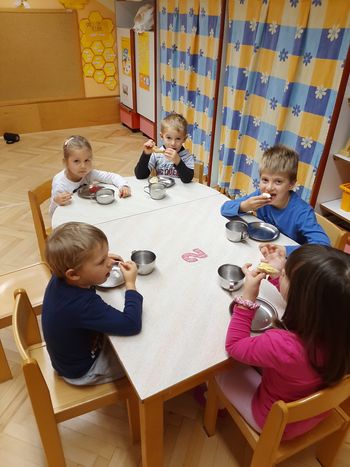 Tradicionalni slovenski zajtrk v Vrtcu Kurirček Logatec