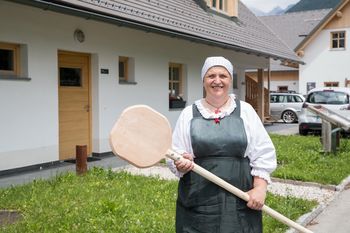 Tradicionalna peka kruha v krušni peči