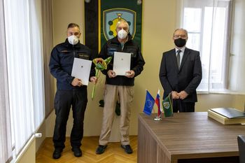 Prejemnika priznanja "SPOMINSKI ZNAK ZA POŽRTVOVALNOST V BOJU PROTI COVID 19" Prejemnika priznanja "SPOMINSKI ZNAK ZA POŽRTVOVALNOST V BOJU PROTI COVID 19"