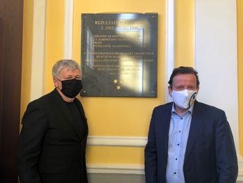 Ob 30–letnici plebiscita smo pri vhodu v Narodni dom odkrili spominsko ploščo