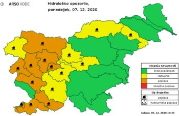 Hidrološko opozorilo pred poplavami, težave na cestah