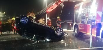 Vozilo brez voznika zapeljalo v jezero