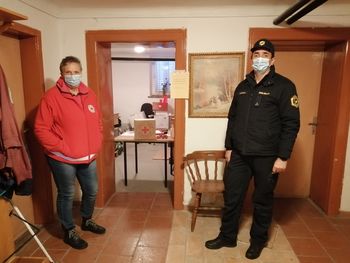 Rdeči križ in policisti z roko v roki