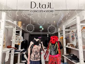 S snežinkami posejana izložba D.tajl Concept Store