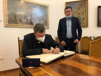 Ob odprtju razstave Jože Plečnik in Praga je Celje danes obiskal veleposlanik Češke republike