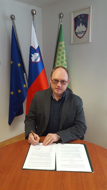 OBNOVA CESTE SKOZI ŽIMARICE: PODPIS POGODBE Z IZVAJALCEM OBNOVA CESTE SKOZI ŽIMARICE: PODPIS POGODBE Z IZVAJALCEM
