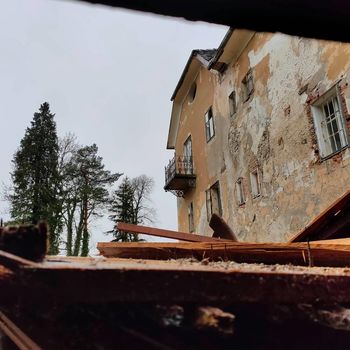 Dela v gradu Dvor že potekajo