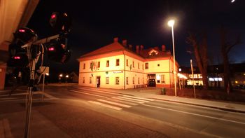 Danes zvečer smo pročelje stavbe Glasbene šole Logatec odeli v zlato – rumeno barvo.