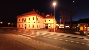 Danes zvečer smo pročelje stavbe Glasbene šole Logatec odeli v zlato – rumeno barvo.