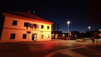 Danes zvečer smo pročelje stavbe Glasbene šole Logatec odeli v zlato – rumeno barvo.