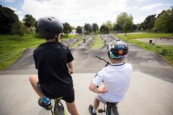 Postavimo PUMPTRACK v Komendi