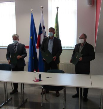OBNOVA KOSTANJEVEGA PARKA: PODPIS POGODBE Z IZVAJALCEM OBNOVA KOSTANJEVEGA PARKA: PODPIS POGODBE Z IZVAJALCEM