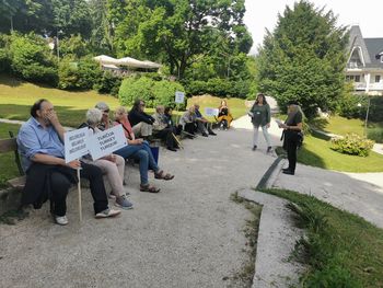Obrazi miru in branje ob jezeru