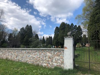 Na nekdanjem slovenskem pokopališču na Golovcu bomo postavili novo kovano ograjo Na nekdanjem slovenskem pokopališču na Golovcu bomo postavili novo kovano ograjo