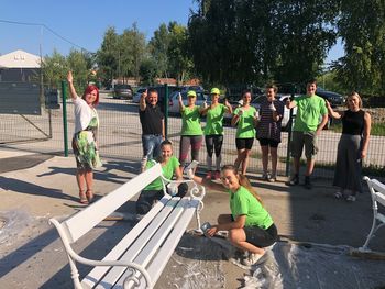 Mladi pomagajo pri urejanju našega mesta Mladi pomagajo pri urejanju našega mesta