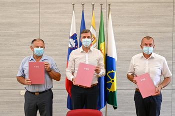 Podpis Sporazuma o sofinanciranju in skupni uporabi Medobčinskega zbirnega centra za ravnanje z odpadki Podpis Sporazuma o sofinanciranju in skupni uporabi Medobčinskega zbirnega centra za ravnanje z odpadki